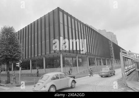 Aktuell 38-6-1973 : SkandalebyggetDet private initiativ i Bergen har reist et gigantbygg til 60 millioner kroner uten å ha penger til å fullføre verket. Grieghallen har lenge stått som et tomt skall uten innmat. Nå vil staten få en regning på 20 millioner kroner. Grieghallen står der uferdig med sin dristige arkitektur. Og som det ligger i øyeblikket, er det uvisst når kulturen kan få flytte inn. Foto: Svein Kløvig / Aktuell / NTB ***FOTO IKKE BILDEBEHANDLET*** questo testo è stato tradotto automaticamente! Foto Stock