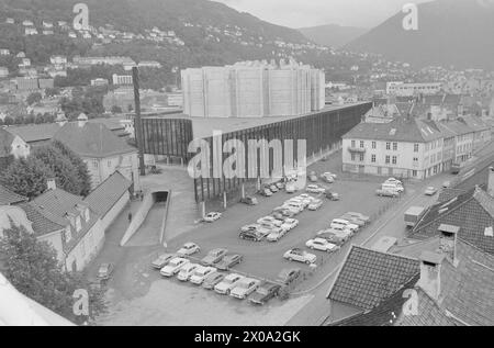 Aktuell 38-6-1973 : SkandalebyggetDet private initiativ i Bergen har reist et gigantbygg til 60 millioner kroner uten å ha penger til å fullføre verket. Grieghallen har lenge stått som et tomt skall uten innmat. Nå vil staten få en regning på 20 millioner kroner. Grieghallen står der uferdig med sin dristige arkitektur. Og som det ligger i øyeblikket, er det uvisst når kulturen kan få flytte inn. Foto: Svein Kløvig / Aktuell / NTB ***FOTO IKKE BILDEBEHANDLET*** questo testo è stato tradotto automaticamente! Foto Stock