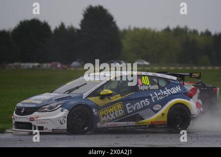 Dalton on Tees, 10 aprile 2024. Árón Taylor-Smith alla guida di una Vauxhall Astra per Evans Halshaw Power Maxed Racing durante una giornata di test BTCC al Croft Circuit. Credito: Colin Edwards. Foto Stock