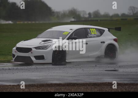 Dalton on Tees, 10 aprile 2024. Chris Smiley alla guida di una Cupra Leon per la Restart Racing durante una giornata di test BTCC al Croft Circuit. Credito: Colin Edwards. Foto Stock