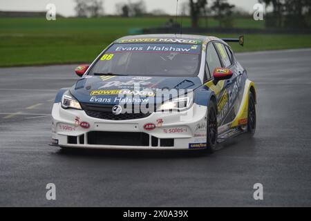 Dalton on Tees, 10 aprile 2024. Mikey Doble alla guida di una Vauxhall Astra per Evans Halshaw Power Maxed Racing durante una giornata di test BTCC al Croft Circuit. Credito: Colin Edwards. Foto Stock