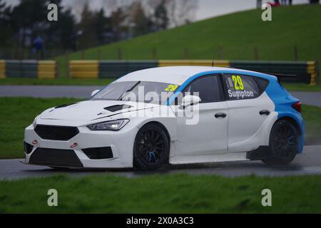 Dalton on Tees, 10 aprile 2024. Scott Sumpton alla guida di una Cupra Leon per la Restart Racing durante una giornata di test BTCC al Croft Circuit. Credito: Colin Edwards. Foto Stock