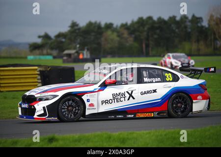 Dalton on Tees, 10 aprile 2024. Adam Morgan guida una BMW 330e M Sport per il Team BMW durante una giornata di test BTCC al Croft Circuit. Credito: Colin Edwards Foto Stock