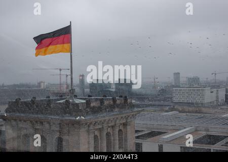 Berlino, Germania - 12 gennaio 2018: Vista della città dall'enorme cupola di vetro sul tetto dell'edificio del Reichstag in una giornata di pioggia Foto Stock