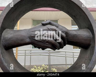 Mogilev, Bielorussia - 12 giugno 2023: Scultura sotto forma di stretta di mano, primo piano. Concetto di partenariato, unità e accordo Foto Stock