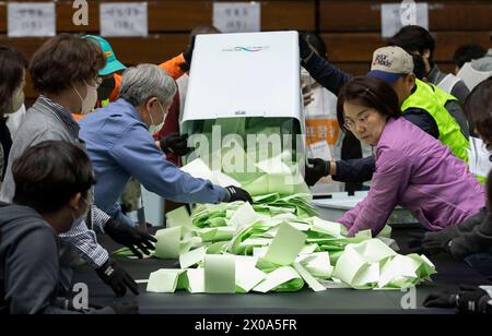 Seoul, Corea del Sud. 10 aprile 2024. I funzionari della Commissione elettorale nazionale sudcoreana contano le elezioni parlamentari del paese a Seul, Corea del Sud, il 10 aprile 2024. (Foto di: Lee Young-ho/Sipa USA) credito: SIPA USA/Alamy Live News Foto Stock