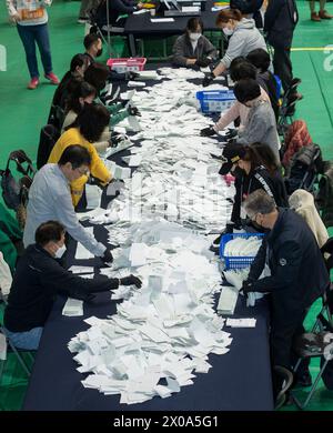 Seoul, Corea del Sud. 10 aprile 2024. I funzionari della Commissione elettorale nazionale sudcoreana contano le elezioni parlamentari del paese a Seul, Corea del Sud, il 10 aprile 2024. (Foto di: Lee Young-ho/Sipa USA) credito: SIPA USA/Alamy Live News Foto Stock