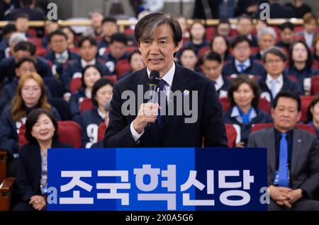 Seoul, Corea del Sud. 10 aprile 2024. Cho Kuk, ex ministro della giustizia della Corea del Sud e leader del Partito della ricostruzione della Corea, parla all'ufficio del partito nell'Assemblea nazionale) a Seoul, Corea del Sud, mercoledì 10 aprile 2024. I sudcoreani sono andati alle urne per eleggere un nuovo parlamento nell'unico referendum nazionale durante il mandato del presidente Yoon Suk Yeol, che determinerà quanto potere avrà per i suoi tre anni rimanenti in carica. (Foto di: SeongJoon Cho/Pool/Sipa USA) credito: SIPA USA/Alamy Live News Foto Stock