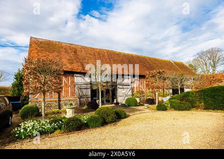 Bix Manor, un luogo di nozze storico convertito nel XVII secolo di grado II, classificato come luogo di nozze in fienile a Bix, un villaggio vicino a Henley-on-Thames, nel sud dell'Oxfordshire Foto Stock