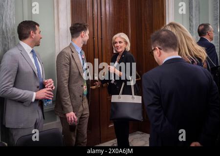 Washington, Vereinigte Staaten. 9 febbraio 2024. La presidente del National Transportation Safety Board Jennifer Homendy parla con le persone dopo essere apparsa davanti a un'audizione del Comitato del Senato per il commercio, la scienza e i trasporti per la sua riconferma in attesa di essere presidente del National Transportation Safety Board nel Russell Senate Office Building a Washington, DC, mercoledì 10 aprile 2024. Credito: Rod Lamkey/CNP/dpa/Alamy Live News Foto Stock