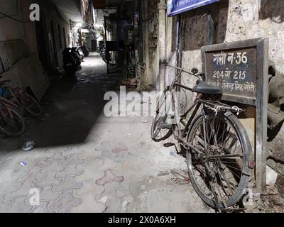 NEU-Delhi, Indien, 07.09.2023: Straßenszene in Neu-Delhi: ein altes verrostetes Fahrrad steht an einer Straßenecke *** nuova Delhi, India, 07 09 2023 scena di strada a nuova Delhi una vecchia bicicletta arrugginita si trova all'angolo di una strada Copyright: XdtsxNachrichtenagenturx dts 33932 Foto Stock