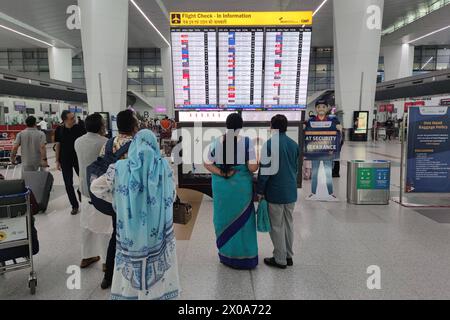 NEU-Delhi, Indien, 11.09.2023: Aeroporto internazionale Indira Gandhi: Passagiere stehen am Flughafen und schauen auf eine Anzeigetafel mit der Aufschrift Flight Check-in informazioni *** nuova Delhi, India, 11 09 2023 i passeggeri dell'Aeroporto Internazionale Indira Gandhi si trovano all'aeroporto e guardano una bacheca etichettata Flight Check in informazioni Copyright: xdtsxNachrichtenagenturx dts 33950 Foto Stock