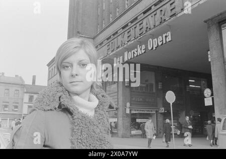 Aktuell 12-1-1973 : Grynet går til operaen Eller en rekke film- og teateroppdrag i Stockholm er Grynet Molvig igien å finne på en norsk scena - denne gang på operaen!- der hun skal være en slags syngende konferansier i en omarbeidet version av det gamle syngespillet 'et fjelleventyr'. Foto: ODD Ween/Aktuell/NTB **FOTO IKKE BILDEBEHANDLET*** questo testo è stato tradotto automaticamente! Foto Stock