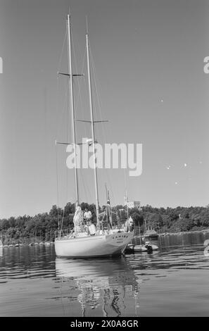 Aktuell 26-1-1973 : Nullskatt-yteren og hans lystbåtLeketøy til en milioni di corone. «Vahine» er en fantastisk båt. Båttypen kalles Swan, og er tegnet av de berømte amerikanske designerne Sparkman og Stevens. Den er 65 fot lang og veier 28 tonnellate. Den eies av en stor nullskattyter: Skipsreder Finn J. Stephansen-Smith. Hvordan går det An? Foto: Ivar Aaserud / Aktuell / NTB **FOTO IKKE BILDEBEHANDLET*** questo testo è stato tradotto automaticamente! Foto Stock