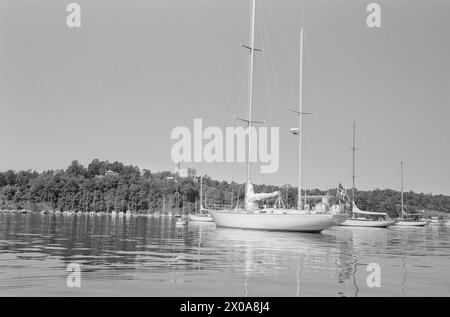 Aktuell 26-1-1973 : Nullskatt-yteren og hans lystbåtLeketøy til en milioni di corone. «Vahine» er en fantastisk båt. Båttypen kalles Swan, og er tegnet av de berømte amerikanske designerne Sparkman og Stevens. Den er 65 fot lang og veier 28 tonnellate. Den eies av en stor nullskattyter: Skipsreder Finn J. Stephansen-Smith. Hvordan går det An? Foto: Ivar Aaserud / Aktuell / NTB **FOTO IKKE BILDEBEHANDLET*** questo testo è stato tradotto automaticamente! Foto Stock