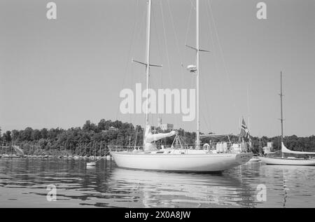 Aktuell 26-1-1973 : Nullskatt-yteren og hans lystbåtLeketøy til en milioni di corone. «Vahine» er en fantastisk båt. Båttypen kalles Swan, og er tegnet av de berømte amerikanske designerne Sparkman og Stevens. Den er 65 fot lang og veier 28 tonnellate. Den eies av en stor nullskattyter: Skipsreder Finn J. Stephansen-Smith. Hvordan går det An? Foto: Ivar Aaserud / Aktuell / NTB **FOTO IKKE BILDEBEHANDLET*** questo testo è stato tradotto automaticamente! Foto Stock