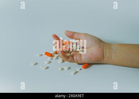 Varie droghe in mano, concetto di abuso di droga. Foto Stock