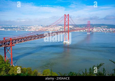 Ponte 25 de Abril, o ponte Salazar visto da Almada a Lisbona-Portogallo. Foto Stock