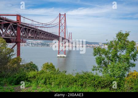 Ponte 25 de Abril, o ponte Salazar visto da Almada a Lisbona-Portogallo. Foto Stock