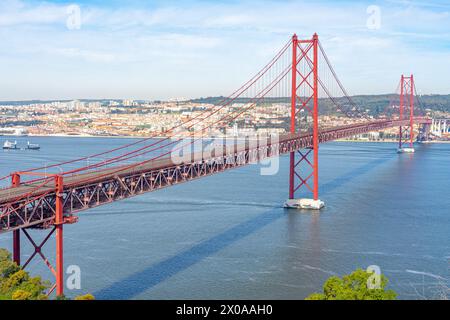 Ponte 25 de Abril, o ponte Salazar visto da Almada a Lisbona-Portogallo. Foto Stock