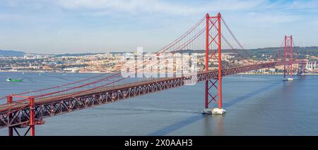 Ponte 25 de Abril, o ponte Salazar visto da Almada a Lisbona-Portogallo. Foto Stock