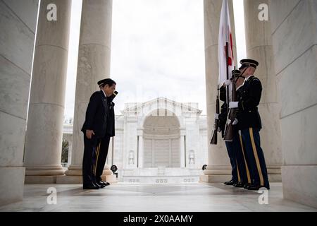 Arlington, Stati Uniti. 09 aprile 2024. Una guardia colorata del 3d U.S. Infantry Regiment (The Old Guard) porta la bandiera del Giappone durante una cerimonia di deposizione delle ghirlande d'onore delle forze Armate presso la Tomba del Milite Ignoto presso il cimitero nazionale di Arlington, Arlington, Virginia, martedì 9 aprile, 2024. la corona è stata posata dal primo ministro giapponese Fumio Kishida. Foto di Elizabeth Fraser/U.S. Credito esercito/UPI: UPI/Alamy Live News Foto Stock