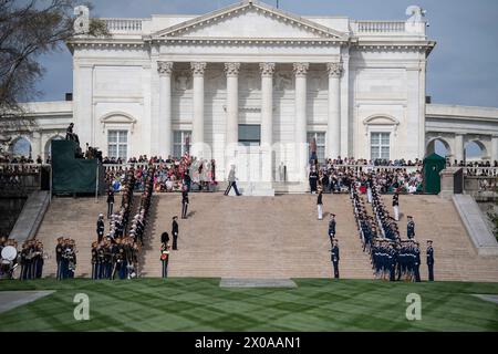 Arlington, Stati Uniti. 09 aprile 2024. I membri del servizio di tutte le filiali di servizio partecipano a una cerimonia di deposizione delle ghirlande delle forze armate presso la Tomba del Milite ignoto presso il cimitero nazionale di Arlington, Arlington, Virginia, martedì 9 aprile, 2024. la corona è stata posata dal primo ministro giapponese Fumio Kishida. Foto di Elizabeth Fraser/U.S. Credito esercito/UPI: UPI/Alamy Live News Foto Stock