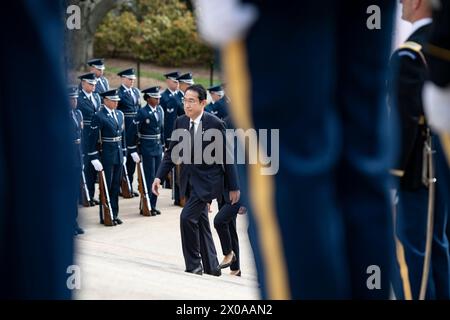 Arlington, Stati Uniti. 09 aprile 2024. Il primo ministro giapponese Fumio Kishida partecipa a una cerimonia di deposizione delle ghirlande delle forze Armate presso la Tomba del Milite ignoto al Cimitero Nazionale di Arlington, Arlington, Virginia, martedì 9 aprile, 2024. foto di Elizabeth Fraser/U.S. Credito esercito/UPI: UPI/Alamy Live News Foto Stock