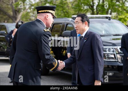 Arlington, Stati Uniti. 09 aprile 2024. Joint Task Force - National Capital Region e U.S. Army Military District of Washington Comandante generale Trevor J. Bredenkamp, a sinistra, saluta il primo ministro giapponese Fumio Kishida, a destra, al suo arrivo al cimitero nazionale di Arlington, Arlington, Virginia, martedì 9 aprile, 2024. foto di Elizabeth Fraser/U.S. Credito esercito/UPI: UPI/Alamy Live News Foto Stock