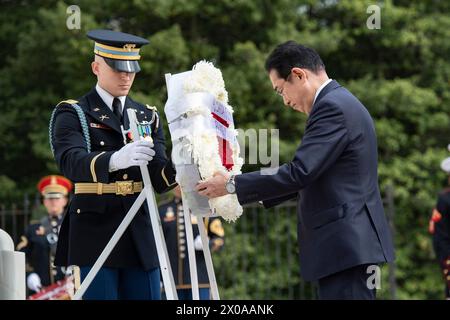 Arlington, Stati Uniti. 09 aprile 2024. Il primo ministro giapponese Fumio Kishida partecipa a una cerimonia di deposizione delle ghirlande delle forze Armate presso la Tomba del Milite ignoto al Cimitero Nazionale di Arlington, Arlington, Virginia, martedì 9 aprile, 2024. foto di Elizabeth Fraser/U.S. Credito esercito/UPI: UPI/Alamy Live News Foto Stock