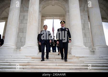 Arlington, Stati Uniti. 09 aprile 2024. (Da sinistra a destra) il primo ministro giapponese Fumio Kishida, l'Ufficio dei cimiteri dell'esercito e dei cimiteri militari nazionali dell'esercito direttore esecutivo Karen Durham-Aguilera, e Joint Task Force - National Capital Region e U.S. Army Military District of Washington Comandante generale Trevor J. Bredenkamp cammina lungo i gradini ovest del Memorial Amphitheatre all'Arlington National Cemetery, Arlington, Virginia, martedì 9 aprile, 2024. foto di Elizabeth Fraser/U.S. Credito esercito/UPI: UPI/Alamy Live News Foto Stock