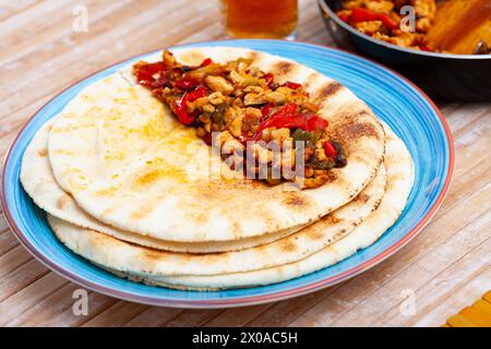 Fajitas fatta in casa con pollo e verdure servite con tortillas Foto Stock