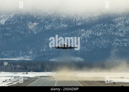 Un F-22 Raptor della U.S. Air Force assegnato al 90th Fighter Squadron decolla dalla Joint base Elmendorf-Richardson, Alaska, 7 aprile 2024, per Agile Reaper 24-1. AR 24-1 è uno sforzo del 3rd Air Expeditionary Wing di JBER per esercitare Agile Combat Employment. L'esercitazione utilizzerà ruoli e processi rappresentativi del combattimento per colpire deliberatamente tutti i partecipanti come un pubblico di addestramento e sottolineare la capacità della forza di generare potenza aerea di combattimento in tutta la regione Indo-Pacifico. (Foto U.S. Air Force di Patrick Sullivan, Senior Airman) Foto Stock