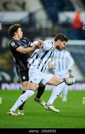 WEST BROMWICH, INGHILTERRA - 10 APRILE: Oliver Rathbone centrocampo centrale del Rotherham United compete per il pallone con Okay Yokuslu centrocampo difensivo del West Bromwich Albion durante lo Sky Bet Championship match tra West Bromwich Albion e Rotherham United all'Hawthorns Stadium il 10 aprile 2024 a West Bromwich, Inghilterra. (Foto di Francisco Macia/Photo Players Images) Foto Stock