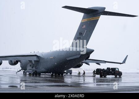 Gli aviatori del 673rd Logistics Readiness Squadron riforniscono un C-17 Globemaster III assegnato al 15th Wing, Joint base Pearl Harbor-Hickam, Hawaii, prima della sua partenza dalla Joint base Elmendorf-Richardson, Alaska, il 4 aprile 2024. Hanno implementato a sostegno dell'esercitazione Agile Reaper 24-1, che esercita la loro capacità di proiettare le forze nella regione Indo-Pacifico. Si prevede che circa 800 avieri volino, mantengano e sostengano aeromobili che operano in cinque sedi separate. (Foto U.S. Air Force di Shelimar Rivera Rosado) Foto Stock