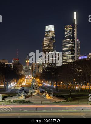 Centro di Philadelphia dal Philadelphia Art Museum di notte, Philadelphia, Pennsylvania Foto Stock