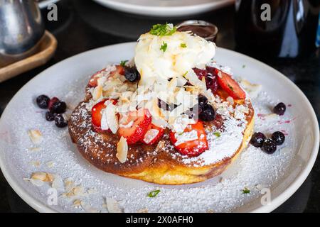 Pancake di fragole e mirtilli con gelato alla vaniglia Foto Stock