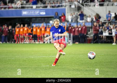 Columbus, Ohio, Stati Uniti. 9 aprile 2024. Il centrocampista USWNT Lindsey Horan #10 segna ai calci di rigore per determinare il vincitore della partita USWNT vs. Canada nella finale della She Believe Cup al Lower.com Field di Columbus, Ohio. (Kindell Buchanan/Alamy Live News) Foto Stock