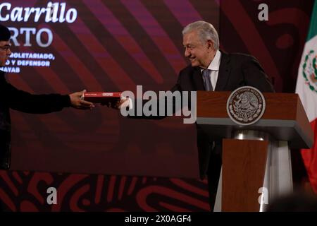 Città del Messico, Messico. 10 aprile 2024. 10 aprile 2024, città del Messico, Messico: Il presidente del Messico, Andres Manuel Lopez Obrador, riceve un libro durante la sua conferenza informativa giornaliera al Palazzo Nazionale. Crediti: SIPA USA/Alamy Live News Foto Stock