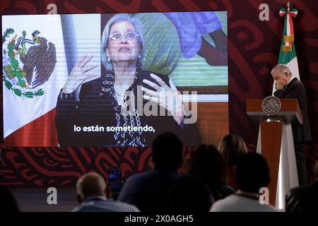 Città del Messico, Messico. 10 aprile 2024. Il presidente del Messico, Andres Manuel Lopez Obrador, gesticola durante la sua conferenza informativa giornaliera al Palazzo Nazionale. (Credit Image: © Luis Barron/eyepix via ZUMA Press Wire) SOLO PER USO EDITORIALE! Non per USO commerciale! Foto Stock