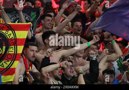 Parigi, Francia. 10 aprile 2024. I tifosi del FC Barcelona tifanno il tifo per la squadra durante la partita di 1a tappa dei quarti di finale della UEFA Champions League tra il Paris Saint-Germain (PSG) e il FC Barcelona a Parigi, in Francia, 10 aprile 2024. Crediti: Gao Jing/Xinhua/Alamy Live News Foto Stock