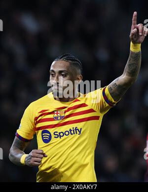 Parigi, Francia. 10 aprile 2024. Raphinha del FC Barcelona reagisce durante il primo incontro di qualificazione ai quarti di finale della UEFA Champions League tra il Paris Saint-Germain (PSG) e il FC Barcelona a Parigi, in Francia, il 10 aprile 2024. Crediti: Gao Jing/Xinhua/Alamy Live News Foto Stock