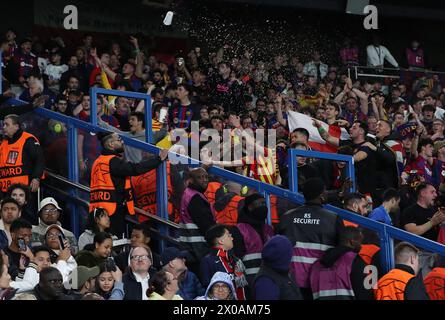 Parigi, Francia. 10 aprile 2024. I tifosi del FC Barcelona reagiscono durante la partita di 1a tappa dei quarti di finale della UEFA Champions League tra il Paris Saint-Germain (PSG) e il FC Barcelona a Parigi, in Francia, 10 aprile 2024. Crediti: Gao Jing/Xinhua/Alamy Live News Foto Stock