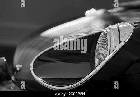 primo piano di un faro su una jaguar d'epoca Foto Stock