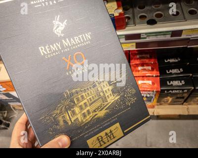 Foto di una bottiglia di Remy Martin Cognac fine Champagne in vendita a Belgrado, Serbia. Il raffinato Champagne è una miscela di cognac di eau-de-vie del grande Foto Stock