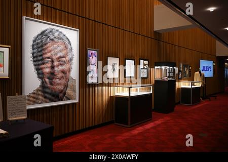 Una collezione di oggetti di proprietà di Tony Bennett in mostra durante l'asta di Julien 'Tony Bennett: Una vita ben vissuta' all'Ertegun Jazz Hall of Fame nel Jazz Foto Stock