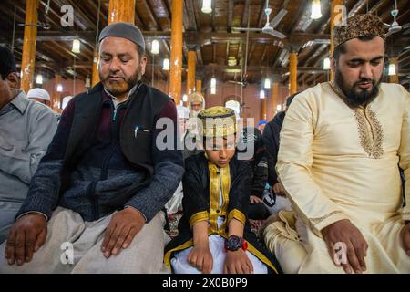 Srinagar, India. 10 aprile 2024. I musulmani del Kashmir stanno offrendo preghiere Eid-al-Fitr in una moschea di Srinagar. Il festival EID-al-Fitr segna la fine del santo mese di digiuno del Ramadan. Nel frattempo, le autorità indiane hanno impedito alle persone di offrire preghiere Eid-al-Fitr nella storica grande Moschea del Kashmir, o Jamia Masjid, per il quinto anno consecutivo nel centro di Srinagar. Credito: SOPA Images Limited/Alamy Live News Foto Stock