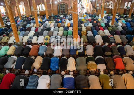 Srinagar, India. 10 aprile 2024. I musulmani del Kashmir stanno offrendo preghiere Eid-al-Fitr in una moschea di Srinagar. Il festival EID-al-Fitr segna la fine del santo mese di digiuno del Ramadan. Nel frattempo, le autorità indiane hanno impedito alle persone di offrire preghiere Eid-al-Fitr nella storica grande Moschea del Kashmir, o Jamia Masjid, per il quinto anno consecutivo nel centro di Srinagar. Credito: SOPA Images Limited/Alamy Live News Foto Stock