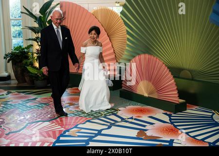 Washington, Vereinigte Staaten. 10 aprile 2024. Rappresentante degli Stati Uniti Doris Matsui (democratica della California) e il signor Roger Sant arriverà per la cena di Stato ospitata dal Presidente degli Stati Uniti Joe Biden e dalla First Lady Dr. Jill Biden in onore del primo Ministro Kishida Fumio e della signora Yuko Kishida del Giappone nell'area dei librai della Casa Bianca a Washington DC mercoledì 10 aprile 2024. Crediti: Tierney L. Cross/CNP/dpa/Alamy Live News Foto Stock