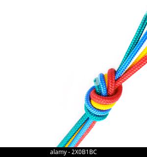 Corda, cravatte e connessione di colore in nodo o treccia su sfondo bianco in studio per la solidarietà. Sicurezza, cordone e unità astratta della società arcobaleno Foto Stock